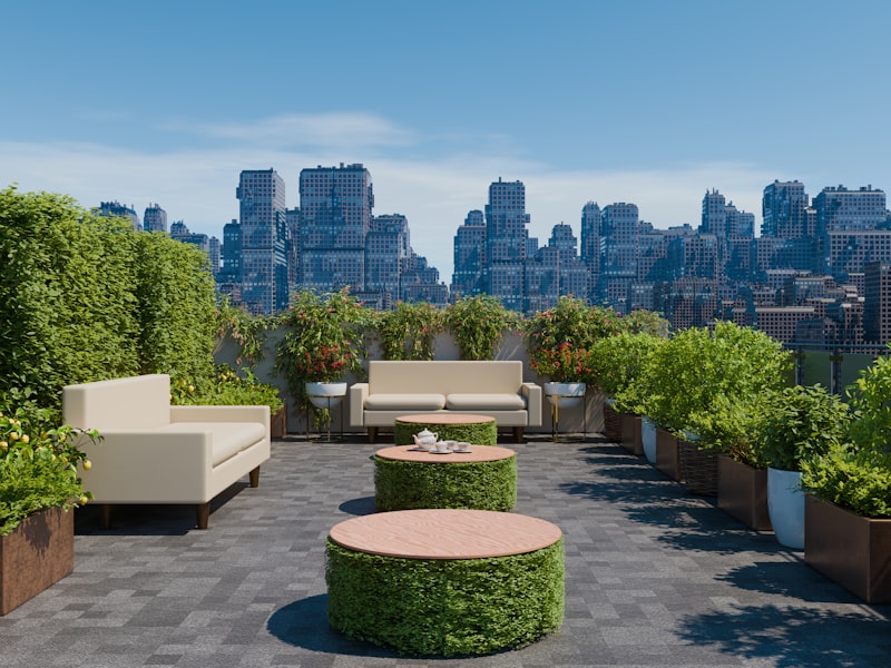 Terraza en azotea con macetas y vista a la ciudad