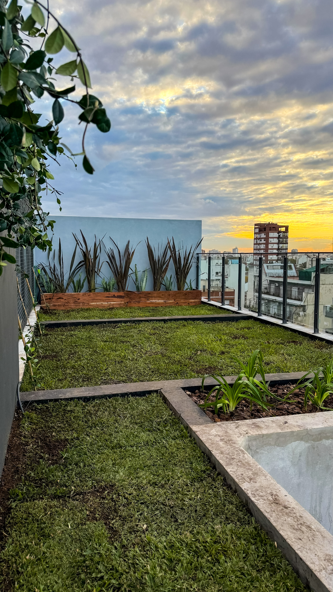 Terraza verde con vista a la ciudad